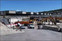 Reihung der Dach-Stirnseiten vor Baugrube -

Baustelle des neuen Stuttgarter Hauptbahnhofes. Die im Vordergrund stattfindende Abrissarbeiten über der S-Bahn lassen in der S-Bahnstation den Boden erzittern.

13.07.2017 (M)