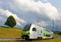 BLS  MUTZ (Serie 515) der S-Bahnlinie Bern - Schwarzenburg: Zug 515 014 hat die Steilrampe von der Schwarzwasserbrücke her erklommen. 10.Juli 2017 