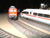 Ein G�terzug bespant mit einer Ludmilla begegnet einen ICE 3