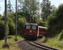 Ge 4/4 II 631  Untervaz  schiebt ihren R1848 (Filisur - Davos Platz) aus dem Bahnhof von Filisur.

Filisur, 13. Juni 2017