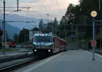 Langsam rollt die Ge 4/4 III 651 mit ihrem RE1169 (Chur - St.Moritz) in den Bahnhof Filisur ein. Zu diesem Zeitpunkt ahnt noch Niemand, dass hier Endstation ist.
Oberhalb von Bergün waren zu diesem Zeitpunkt Gleisbauarbeiten, die über Nacht durchgeführt wurden, um den Betrieb nicht zu stören. Dazu fuhr gegen 20:15 ein Bauzug durch Filisur bergwärts. Dieser ist aber in einem Tunnel zwischen Filisur und Bergün stecken geblieben. So konnte der talwärts fahrende RegioExpress Filisur nicht erreichen, und der hier zu sehende Zug Filisur nicht verlassen. Von meinem Hotelzimmer aus beobachtete ich dann folgendes: Der hier zu sehende Zug fuhr mit +60 Minuten aus dem Bahnhof von Filisur in Richgtung Bergün, St.Moritz. Kurz bevor der Zug aus meinem Blickfeld verschwunden wäre, blieb er stehen und fuhr auch erstmal nicht mehr weiter. Eine Stunde lang passierte nichts. Gegen 23 Uhr fuhr dann eine Lok durch den Bahnhof von Filisur hoch zu dem RegioExpress und zog ihn runter. Kurz darauf fuhr ein Postbus mit der Aufschrift  Bahnersatz  durch Filisur. Gegen 0 Uhr fuhr dann interessanterweise wieder ein Zug rauf. Was genau dort vorgefallen war weiß ich nicht. 

Filisur, 13. Juni 2017
