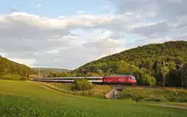 In der Abendsonne ist eine frisch revidierte Re 460 mit einem Schnellzug bei Gelterkinden unterwegs. 07.07.2017