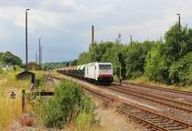 285 107-9 (ITL) fuhr am 14.07.17 einen Schotterzug von Strassgräbchen Bernsdorf nach Greiz.
Hier ist der Zug bei der Durchfahrt in Plauen/V. unterer Bahnhof zu sehen.

