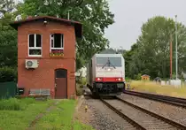 285 107-9 (ITL) fuhr am 14.07.17 einen Schotterzug von Strassgräbchen Bernsdorf nach Greiz.
Hier umfährt die Lok in Weischlitz den Zug.

