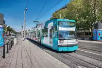 Der rnv-Tramwagen 5621, fährt am 20.4.2017, kurz vor der Haltestelle Mannheim Hauptbahnhof vorüber.
Unterwegs war die Garnitur auf der Linie 2 (Feudenheim, Endstelle - Neckarstadt West).