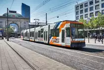 Der rnv-Tramwagen 5637, fährt am 20.4.2017, kurz nach der Haltestelle Mannheim Hauptbahnhof vorüber.
Unterwegs war die Garnitur auf der Linie 2 (Neckarstadt West - Feudenheim, Endstelle).