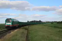 SBW/TRG 264 005 (Maxima 40cc) als DGS69360 beim Düngemittel entladen in Jübek (AJ).
Hier beim ausziehen in das Husumer Gleis, da bei der Zuglänge der Bahnübergang auf der Strecke (Hamburg-Neumünster)-Rendsburg-Flensburg ausgelöst werden würde und dies ein vollständiges überfahren dessen notwendig machen würde.