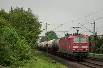 Zwischenzeitlich verweilt auch 143 882 wieder auf einem der Abstellplätze des Stillstandsmanagements. Nachdem das Fahrzeug auch in der vorherigen Heimat nicht sonderlich mit Zuverlässigkeit glänzen konnte, scheint sich das bei Cargo bisher nicht geändert zu haben. 
Am 19.05.17 allerdings lief sie rund und kam etwa 3x vor die Linse. 
Hier passierte die Maschine Ahlem und fuhr Richtung Göttingen oder Lehrte. 