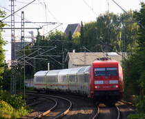 Ein Nachschuss von der 101 046-1 DB  DB schiebt einen IC 2223 aus Berlin nach Aachen-Hbf und kommt aus Richtung Mönchengladbach-Hbf,Rheydt-Hbf,Wickrath,Beckrath,Herrath und fährt durch Erkelenz in Richtung Baal,Hückelhoven-Baal,Brachelen,Lindern,Süggerath,Geilenkirchen,Frelenberg,Zweibrüggen,Übach-Palenberg,Rimburg,Finkenrath,Hofstadt,Herzogenrath, Kohlscheid,Richterich,Laurensberg,Aachen-West,Aachen-Schanz,Aachen-Hbf. 
Aufgenommen vom Bahnsteig 1 in Erkelenz. 
Bei Sommerwetter am Abend vom 8.6.2017.