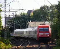 Ein Nachschuss von der 101 046-1 DB  DB schiebt einen IC 2223 aus Berlin nach Aachen-Hbf und kommt aus Richtung Mönchengladbach-Hbf,Rheydt-Hbf,Wickrath,Beckrath,Herrath und fährt durch Erkelenz in Richtung Baal,Hückelhoven-Baal,Brachelen,Lindern,Süggerath,Geilenkirchen,Frelenberg,Zweibrüggen,Übach-Palenberg,Rimburg,Finkenrath,Hofstadt,Herzogenrath, Kohlscheid,Richterich,Laurensberg,Aachen-West,Aachen-Schanz,Aachen-Hbf. 
Aufgenommen vom Bahnsteig 1 in Erkelenz. 
Bei Sommerwetter am Abend vom 8.6.2017.