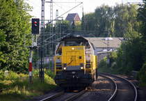 7866,7786 beide von der SNCB kommen als Lokzug aus Belgien nach Oberhausen-West und fahren  durch Erkelenz in Richtung Herrath,Beckrath,Wickrath,Rheydt-Hbf,Mönchengladbach-Hbf. 
Aufgenommen vom Bahnsteig 1 in Erkelenz. 
Bei Sommerwetter am Abend vom 8.6.2017.