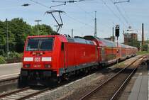 146 257 schiebt am 3.7.2017 den RE6 (RE10619)  Westfalen-Express  von Köln/Bonn Flughafen nach Minden(Westf) aus dem Bochumer Hauptbahnhof.
