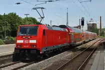 146 257 schiebt am 3.7.2017 den RE6 (RE10619)  Westfalen-Express  von Köln/Bonn Flughafen nach Minden(Westf) aus dem Bochumer Hauptbahnhof.