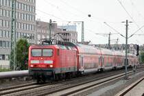 114 022 kommt mit ihren sechs Doppelstockwagen am Freitag Abend zurück nach Frankfurt, aufgenommen am Bahnhof Messe. Der Zug ist Zur Hauptverkehrszeit als Verstärkerzug von dort aus nach Gießen gefahren. Wenn die Leerfahrt dann zum zweiten Mal am Hauptbahnhof ist, geht es um 19:01 ein weiteres Mal nach Gießen.