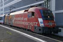 1016 048  Feuerwehr  mit EN420 in Düsseldorf Hbf, am 15.07.2017.