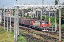 Doppeltraktion im Bahnhof Timisoara. Die 91-53-0-400589-4 und 91-53-0-461-106-3 ziehen am 08.07.2017 eine IR-Garnitur aus Richtung Iasi in Bahnhof Timisoara.