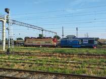 E-Lok 91-53-0-425528-3 der Regio Trans und Diesellok 92-53-0-810749-7 der Constantin Grup warten am 08.07.2017 abgestellt in Bahnhof Timisoara.