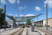 Unter einem großen Glasdach -

... hält die Stadtbahn vor dem Heilbronner Hauptbahnhof.

13.07.2017 (M)