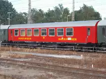 BRghw 55 80 85-11 370-9,als Imbisswagen,im Störtebekersonderzug aus Cottbus,während der Pause,am 15.Juli 2017,in Bergen/Rügen.