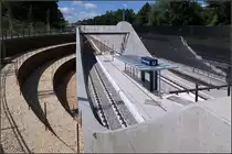 . Betonierte Wellen -

Die Haltestelle Bottroper Straße in Stuttgart-Hallschlag liegt in Tieflage zwischen geschwungenen Betonwänden.

17.07.2017 (M)