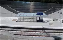 . Spiegelnde Wand -

Die gelben Züge werden sich darin dann deutliche spiegeln, als das Wartehäuschen. Fast fertige Haltestelle Bottroper Straßen in Stuttgart-Hallschlag.

17.07.2017 (M)