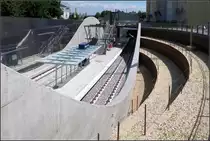 . Bögen, stehend und liegend -

Ende des Jahres wird die Stadtbahnhaltestelle Bottroper Straße in Stuttgart-Hallschlag fertig. Sie liegt am U12-Abschnitt Hallschlag - Neckartal. Die Haltestelle liegt in Tieflage vor dem dortigen Tunnelportal. Runde Formen prägen die Architektur.

17.07.2017 (M)
