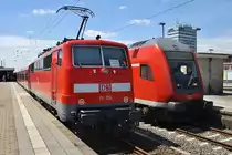 111 155 trifft am 3.7.2017 mit der S1 von Dortmund Hauptbahnhof nach Essen-Steele Ost im Bochumer Hauptbahnhof auf den RE6 (RE10619)  Westfalen-Express  von Köln/Bonn Flughafen nach Minden(Westf) mit 146 257.