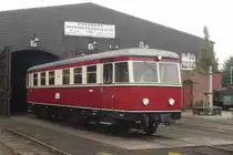 DEV-T 44, ein ehemaliger Juister, wartet vor der Halle in Bruchhausen-Vilsen auf seinen Einsatz. Er wird mit zwei Fahrten nach Asendorf und zurück das Inselbahnwochenende beschließen (16.7.17).