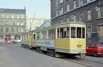 København / Kopenhagen Københavns Sporveje SL 2 (E-Zug): Eines Morgens im September 1968 warten der Tw 513 und der Bw 1554 auf die Rückfahrt in Richtung Sundbyvester Plads auf der Insel Amager. Aufnahmeort: Frederiksberg, Holger Danskes Vej. - Vom Stadtzentrum kommende E-Züge und verspätete Planzüge der SL 2 konnten über die Straßen Ærøvej, Holger Danskes Vej und Nordre Fasanvej wenden, damit sie schneller wieder in Richtung Stadtzentrum, Christianshavn und Amager fahren konnten. Die nächste Wendemöglichkeit war erst die Wendeschleife in Brønshøj (am Brønshøj Torv, wo die SL 2 ihre Endstation hatte).