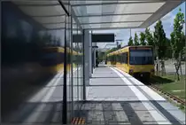 . Eine schwache Spiegelung und ein deutlicher Dachschatten -

Stadtbahnhaltestelle Hallschlag.

Stuttgart, 17.07.2017 (M)
