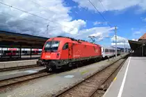 1216 145 ÖBB steht mit einem kroatischen und einem slowenischen Personenwagen in Villach Hbf. 03.07.2017