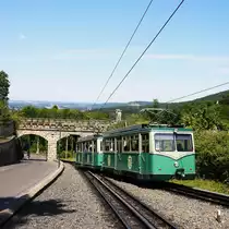 DRACHENFELSBAHN-AUSWEICHSTELLE DRACHENBURG
An der Ausweichstelle  SCHLOSS DRACHENBURG  begegnen sich jeweils der bergwärts
und talwärts fahrende Triebwagenzug-hier verlässt am 18.7.2017 das Gespann in 
Richtung Talstation Königswinter-die steinerne Brücke führt barrierefrei
zum Eingang der Drachenburg....