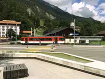 MIB Be 4/4 fährt gerade in Innertkirchen Grimseltor ein. Wir steigen kurze Zeit später in diesen Triebwagen ein, der uns nach Meiringen bringt. Aufnahme vom 10. Juli 2017, 14:54