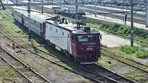 E-Lok 91-53-0-41-0928-2 fährt am frühen Morgen des 08.07.2017 mit kurzer IR-Garnitur aus Bahnhof Timisoara ab.