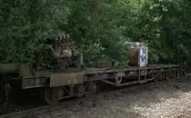 Durch eine Zaunlücke blickt die Kamera auf ein derzeit stillgelegtes Gleis. Bei Brieske. 24.06.2017 12:13 Uhr.