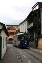 Sehr eng geht es zu in der Kuferzeile in Gmunden, hier GM 10 zw. Hst. Kuferzeile und Hst. Bezirkshauptmannschaft am 12.10.2011