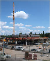 . Die ersten Brückenteile -

...für den Brückenüberbau sind auf der Baustelle der neuen Stahlsegel-Neckarbrücke in Bad Cannstatt. An den drei Stahlteilen ist jeweils der Ansatz der Stahlsegel erkennbar. Hier eine Visualisierung: http://www.bahnprojekt-stuttgart-ulm.de/uploads/tx_smediamediathek/Neckarbruecke-3D-Grafik-Quelle_HIC_GmbH.jpg

Mein Fotostandpunkt ist direkt am Portal des stillgelegten Rosensteintunnels. Von hier aus ging die erste Bahnbrücke über den Neckar. Die jetzt sich in Betrieb befindliche Brücke liegt rechts außerhalb der Bilders

21.07.2017 (M)