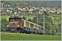 Pullmann Express - Private de Luxe Train 2140 mit Ge 6/6 I 415 von St.Moritz nach Disentis (-Zermatt)bei Castrisch mit dem Dorf Sagogn im Hintergrund. (21.07.2017)