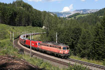 Die im schon schlechten Zustand befindliche 1142.575 leistet einer 1116 bei Breitenstein beim G-49415 Vorspann. 20.7.17