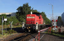 DB Cargo 294 703 setzt im Übergabebahnhof des Hafens Köln-Deutz um, damit sie Wagen in den Gleisanschluss
des Kunden Theo Steil schieben kann.