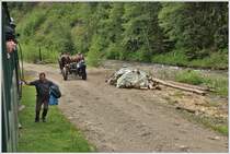 Will man einsteigen, muss man aufspringen, was bei dem geringen Tempo nicht allzuschwierig ist, ausser man hat alle Hände voll. (12.06.2017)