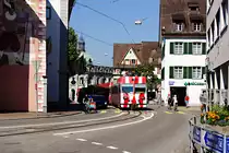 FW/AB: Für die Frauenfeld Wil Bahn war der 22. August 2010 ein Großkampftag der den Einsatz vom gesamten zur Verfügung gestandenen Rollmaterial erforderte. Bereits am frühen Morgen quälte sich ein Dreiwagenzug als Straßenbahn durch die Altstadt von Frauenfeld.
Foto: Walter Ruetsch
