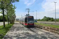 Wien Wiener Linien SL 31: Der ULF B 671 erreicht am Vormittag des 13. Mai 2017 die Haltestelle Floridsdorfer Brücke auf der Donauinsel.