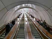 Sehr tief hinab geht es zur U-Bahn in St. Petersburg, nicht nur am 16.7.17 