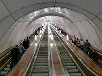 Sehr tief hinab geht es zur U-Bahn in St. Petersburg, nicht nur am 16.7.17 