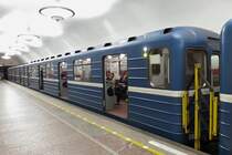 U-Bahn in der Station Ploschad Vosstaniya, St. Petersburg, 16.7.17 

Abfahrt des Zuges im Video:
http://www.bahnvideos.eu/video/russland~stadtverkehr~metro-st-petersburg-2/20799/abfahrt-einer-u-bahn-in-der-station.html