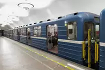 U-Bahn in der Station Ploschad Vosstaniya, St. Petersburg, 16.7.17 

Abfahrt des Zuges im Video:
http://www.bahnvideos.eu/video/russland~stadtverkehr~metro-st-petersburg-2/20799/abfahrt-einer-u-bahn-in-der-station.html