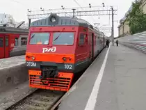 Triebzug ЭТ2M 102 in St. Petersburg, Moskauer Station, auf Gleis 1, 16.7.17 