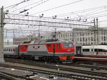 Elok der Baureihe ЭП2К (EP2K) in St. Petersburg, Moskauer Station, 16.7.17 

Dahinter ist noch ein Stück vom Sapsan (ICE3) zu sehen.