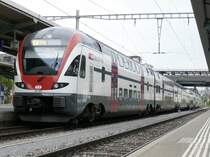 Mit einem Kiss von Romanshorn nach Brig?

Nicht ganz!
Wegen der Fahrleitungserneuerung zwischen Weinfelden und Frauenfeld verkehrt dieser RABe 511 027 zwischen Romanshorn und Weinfelden, zumindest die Fahrzeugnummer würde ja passen (Walliser Telefonvorwahl) 31.7.17 im Bhf Romanshorn.